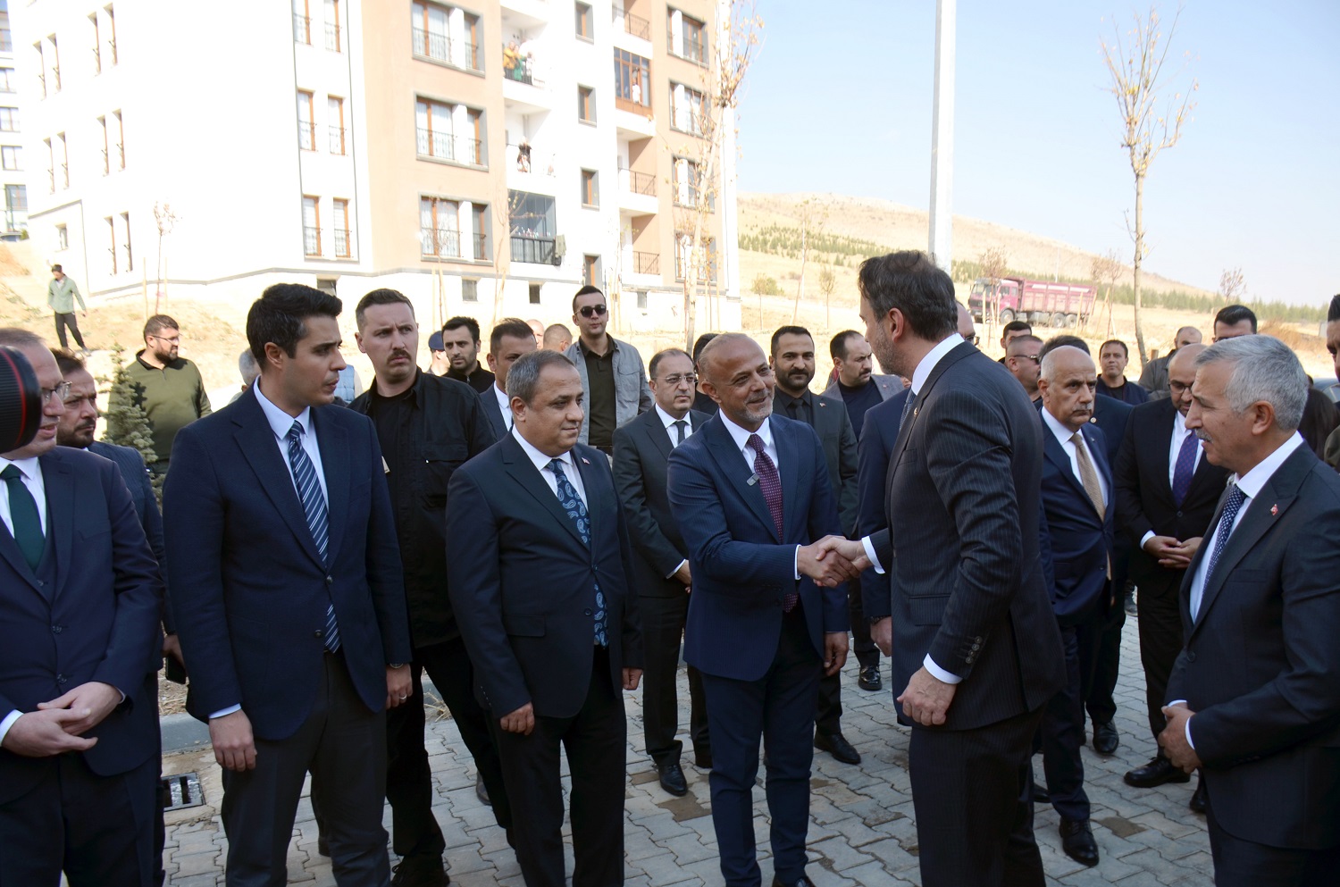 Bakan Bayraktar, Afşin’de Depremzede Vatandaşlarla Buluştu (1)