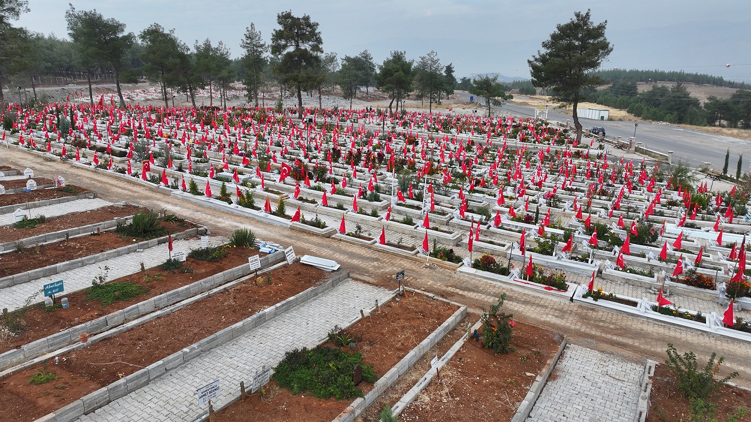 Büyükşehir, Şehir Genelinde 2 Bin 300 Mezarlıkta Seferberliğini Sürdürüyor (1)