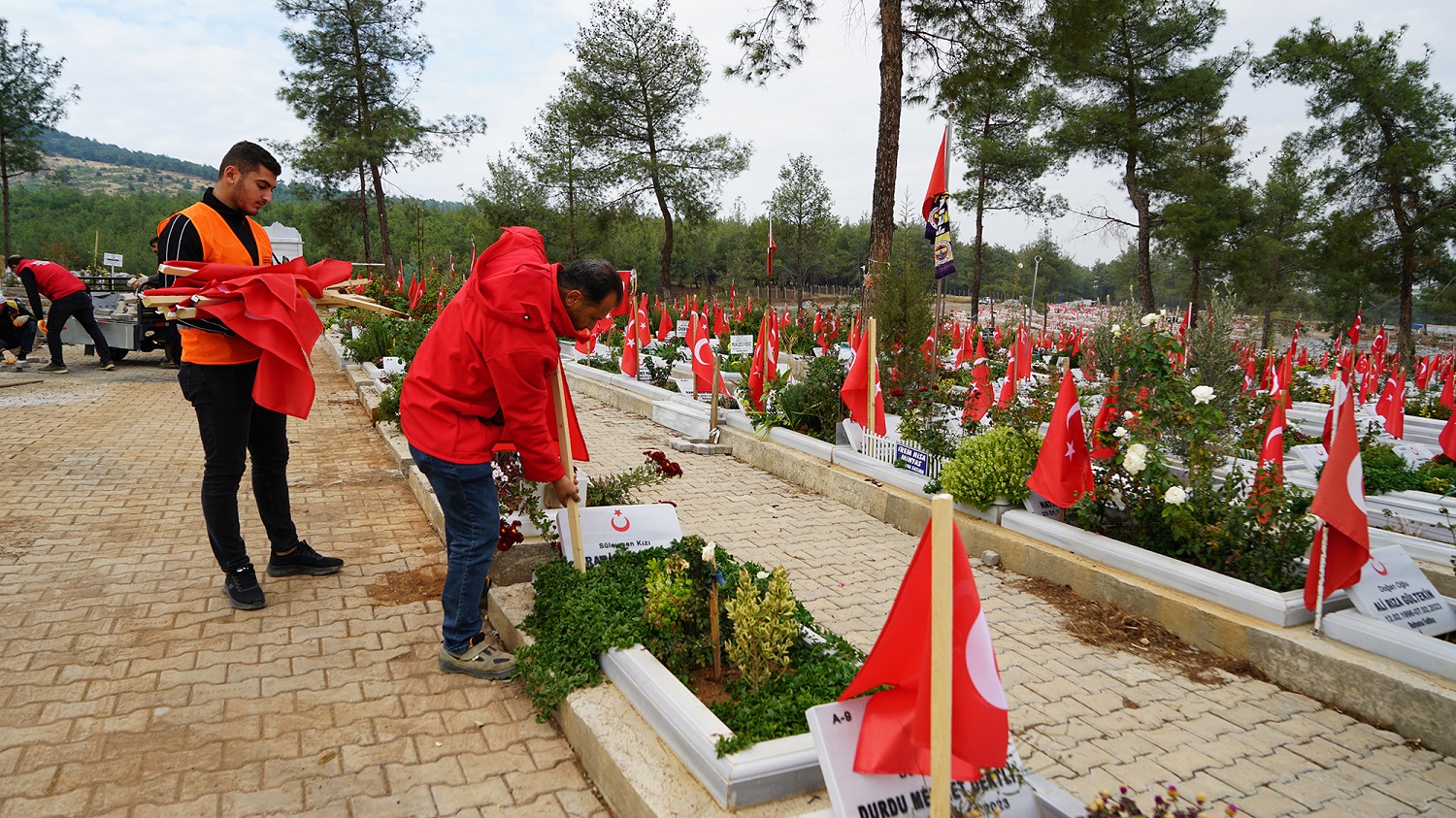 Büyükşehir, Şehir Genelinde 2 Bin 300 Mezarlıkta Seferberliğini Sürdürüyor (2)