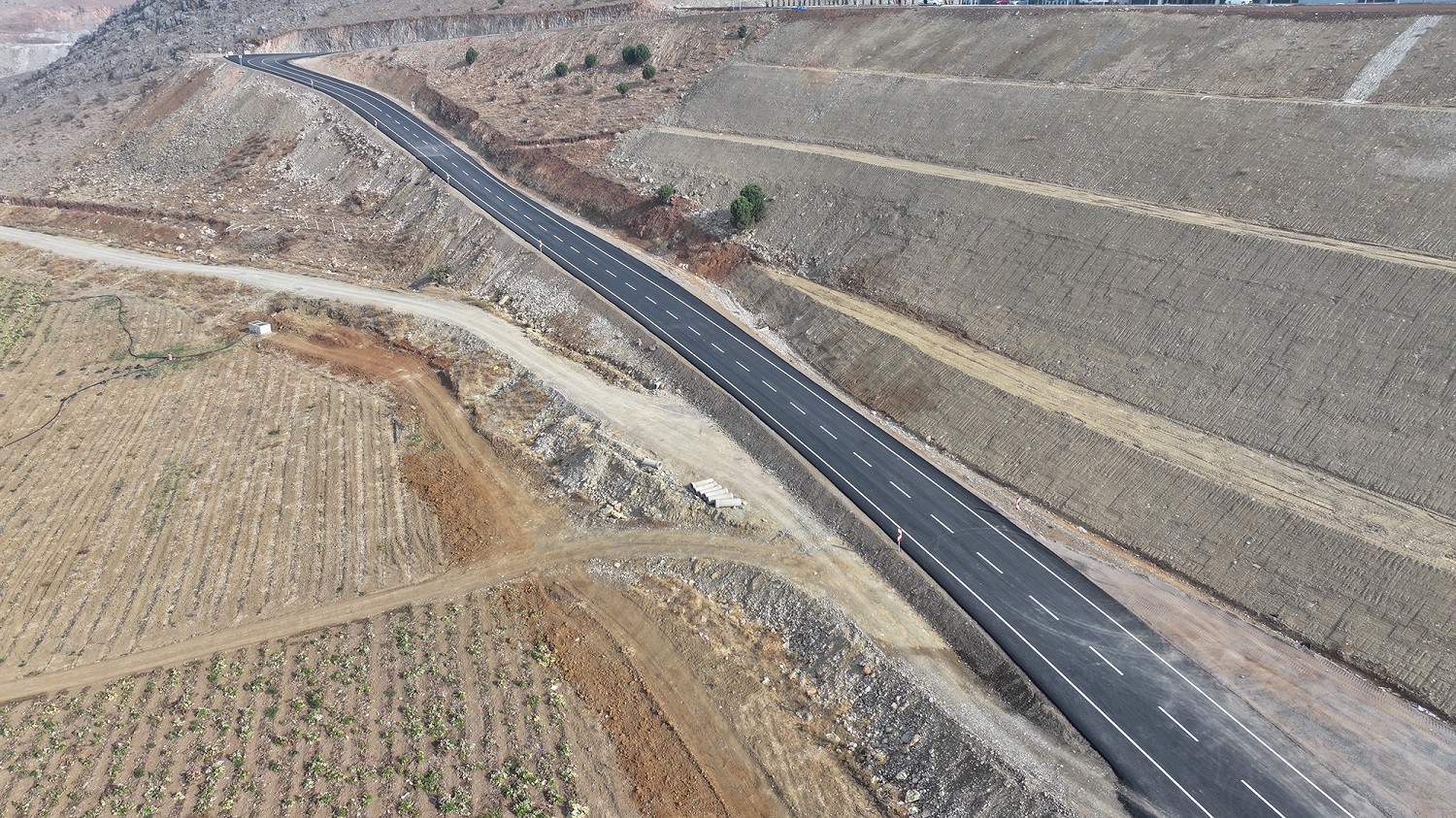 Büyükşehir, Türkoğlu Acil Durum Hastanesi Yolunu Tamamladı (1)