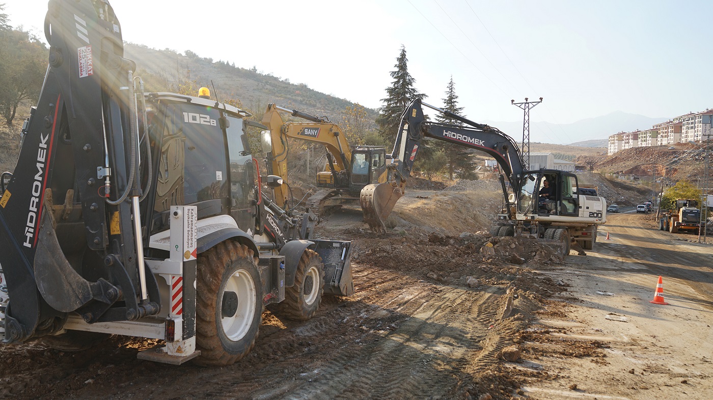 Büyükşehir, Türkoğlu Orçan Caddesi Ve Bağlantı Yollarında Yenilemelerini Sürdürüyor (1)