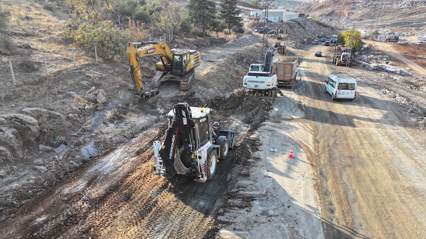 Büyükşehir, Türkoğlu Orçan Caddesi Ve Bağlantı Yollarında Yenilemelerini Sürdürüyor (2)