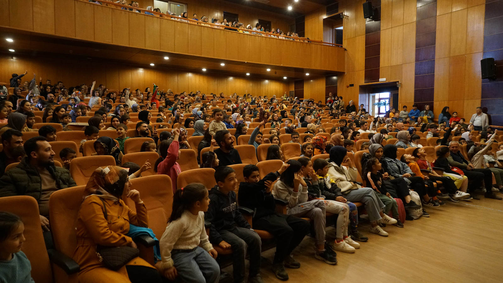 Çocuklar, Şirinler’le Masal Dünyasında Keyifli Bir Yolculuğa Çıktı2