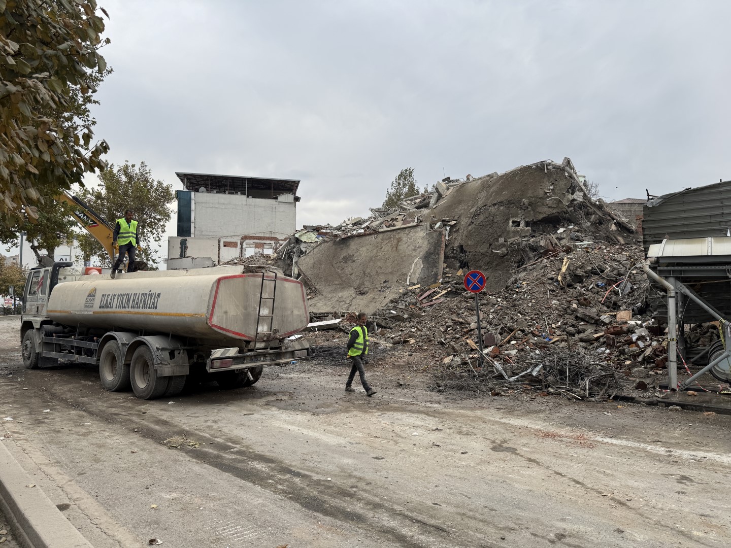 Depremin Merkez Üssü Kahramanmaraş'ta Hasarlı Binalar Yıkılıyor (1) (Large)