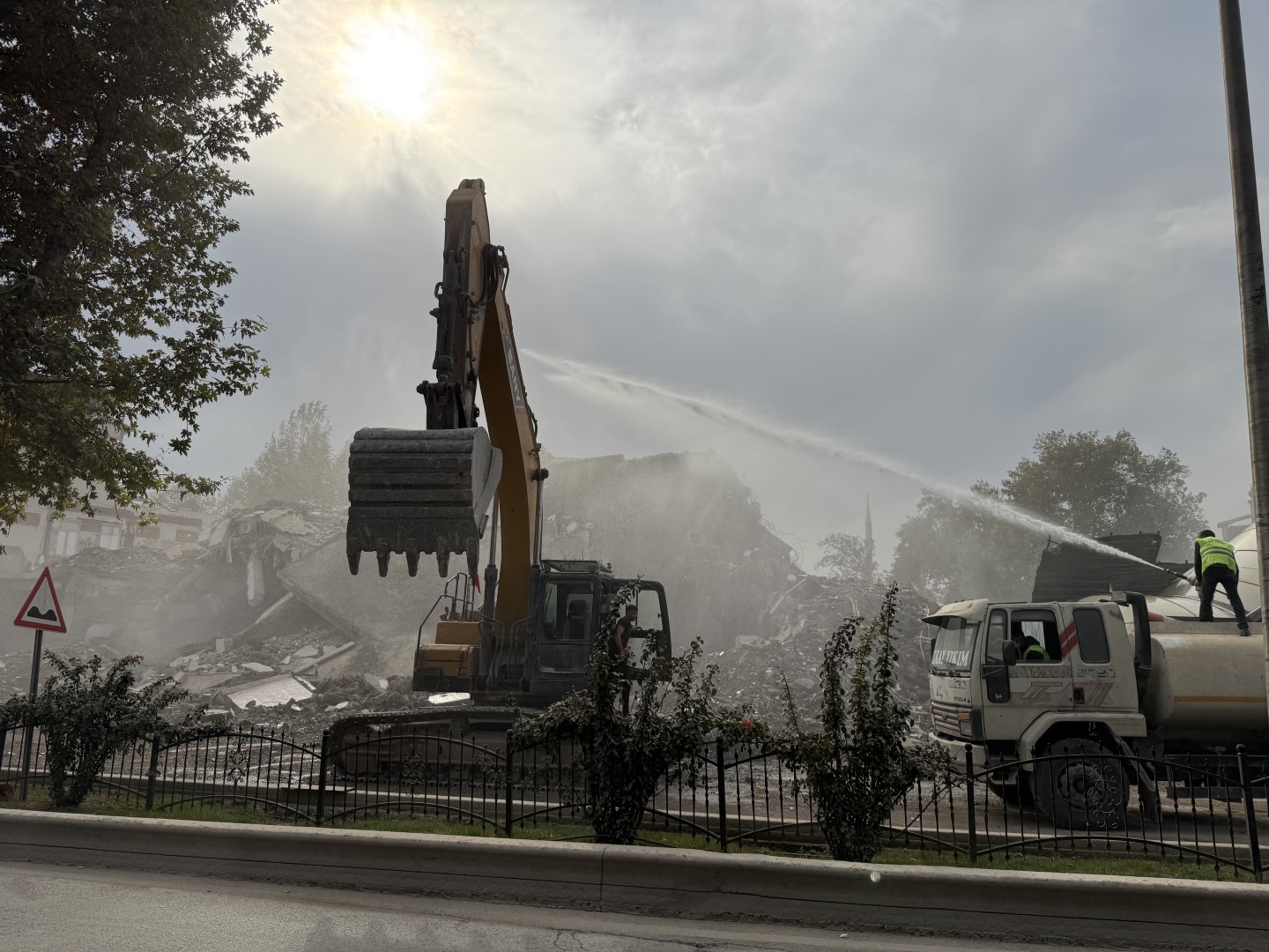 Depremin Merkez Üssü Kahramanmaraş'ta Hasarlı Binalar Yıkılıyor (3) (Large)