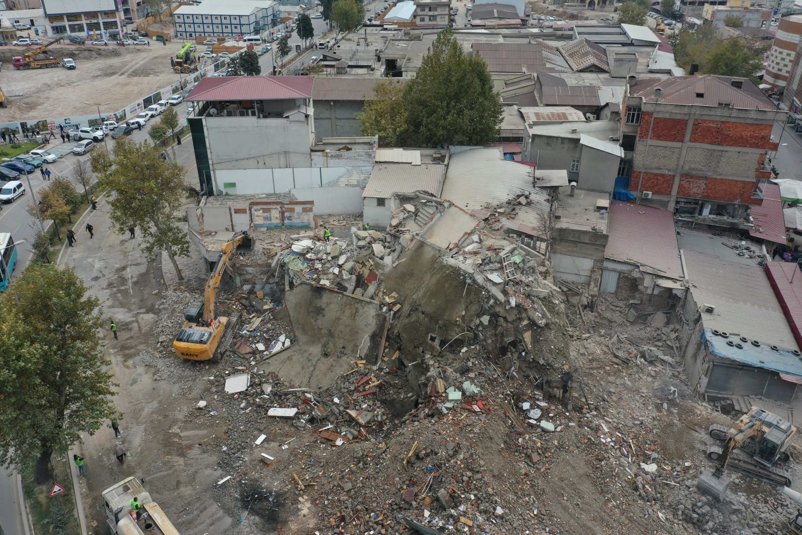 Depremin Merkez Üssü Kahramanmaraş'ta Hasarlı Binalar Yıkılıyor (5) (Large)