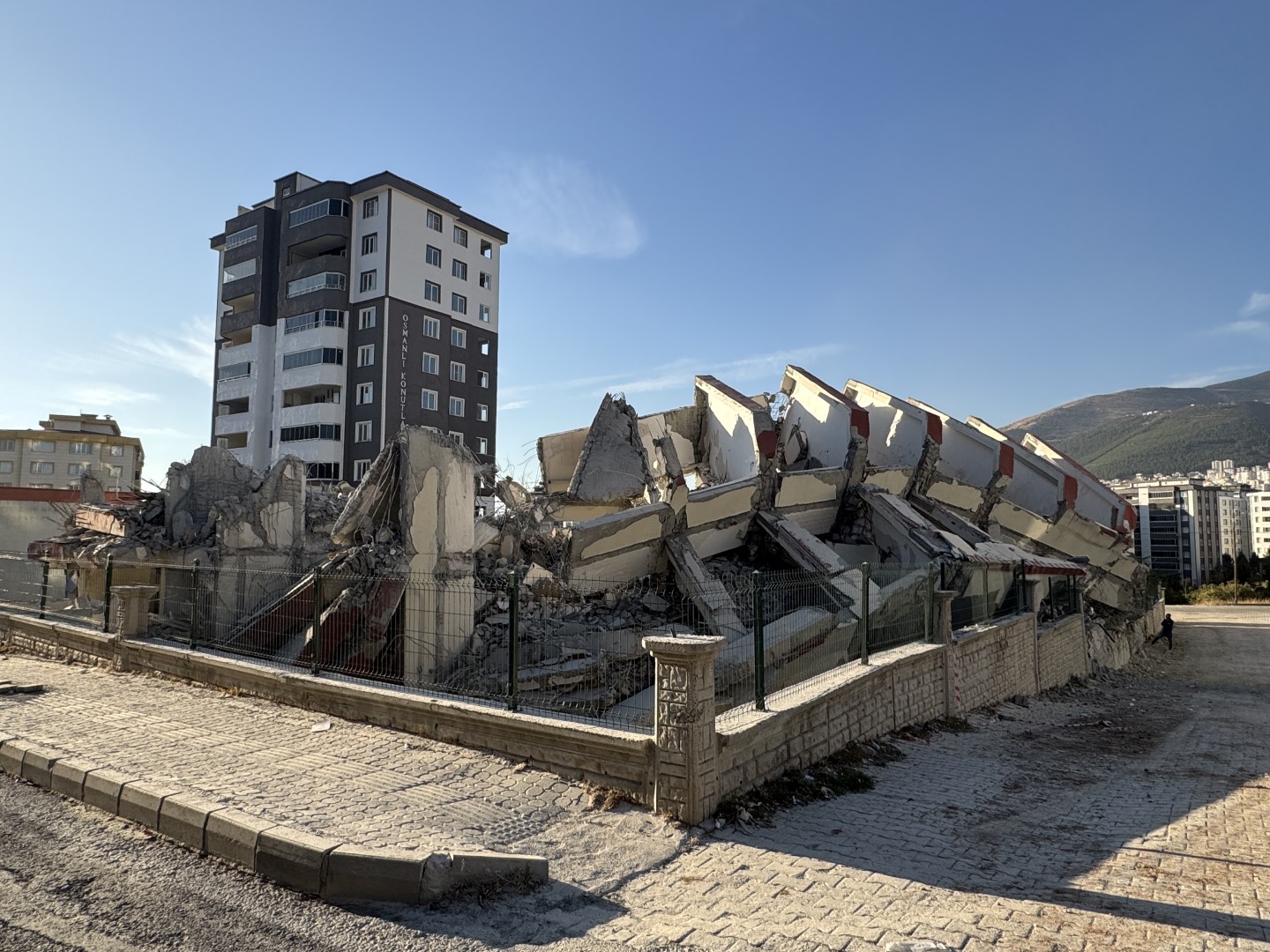 Kahramanmaraş'ta Ağır Hasarlı Binaların Yıkımı Devam Ediyor (5)