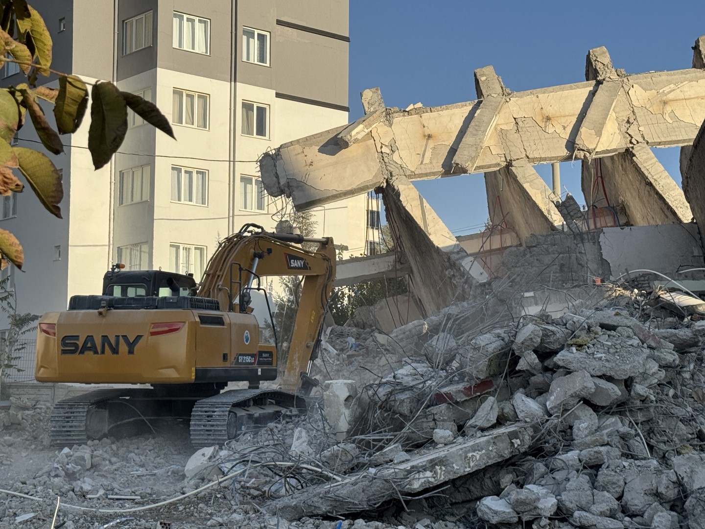 Kahramanmaraş'ta Ağır Hasarlı Binaların Yıkımı Devam Ediyor (7)