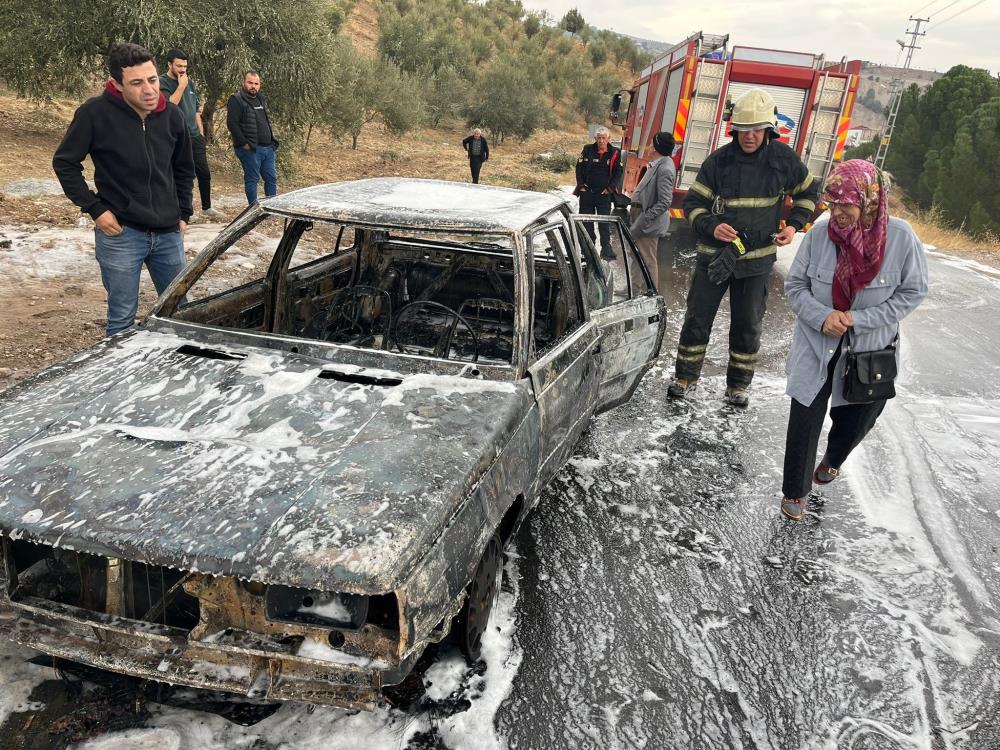 Park Halindeki Otomobil Çıkan Yangında Küle Döndü 2