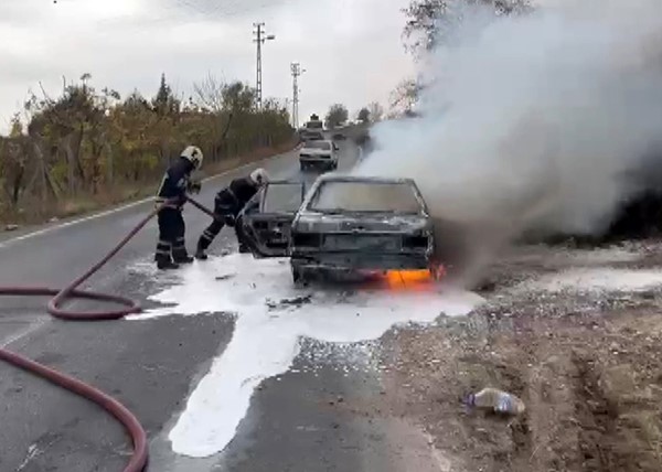 Park Halindeki Otomobil Çıkan Yangında Küle Döndü