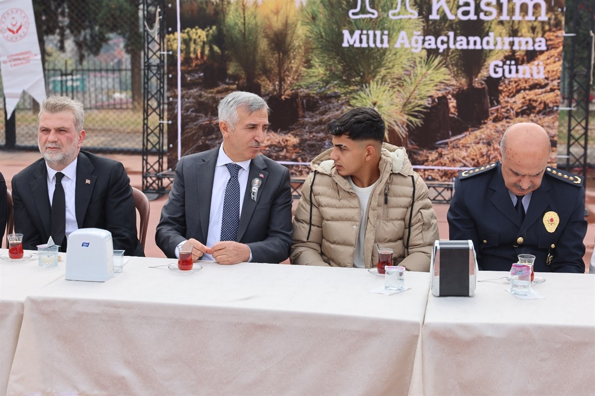 Vali Mükerrem Ünlüer, Milli Ağaçlandırma Günü Münasebetiyle Fidan Dikme Etkinliğine Katıldı5