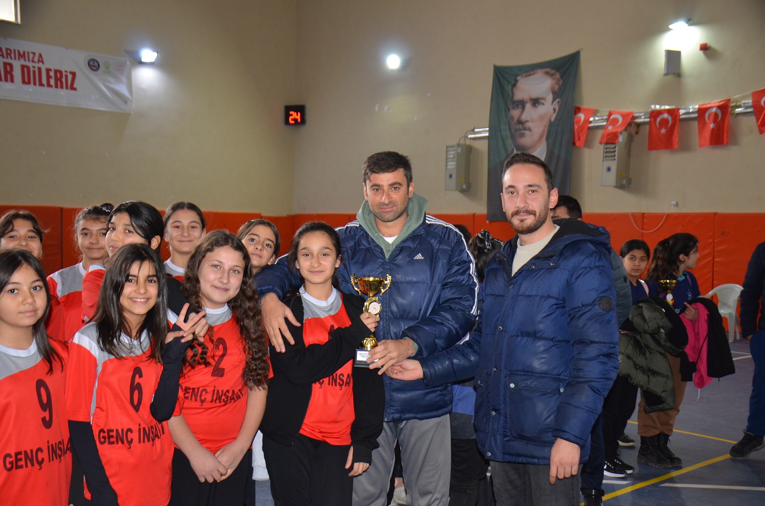 Afşin’de Küçükler Voleybol Şampiyonu Aşık Mahsuni Şerif Oldu (17)