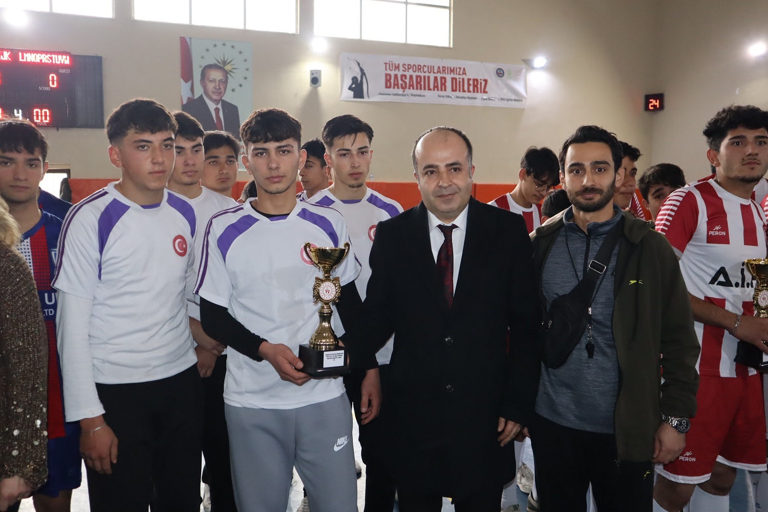 Afşin’de Liseler Arası Erkek Voleybol Takımı Şampiyonu Fen Lisesi Oldu (12)