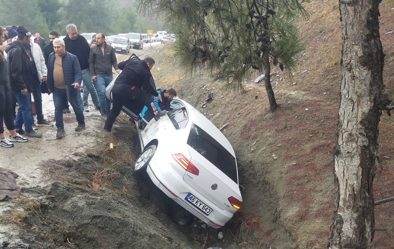 Andırın‘da Otomobil Ile Hafif Ticari Araç Çarpıştı2