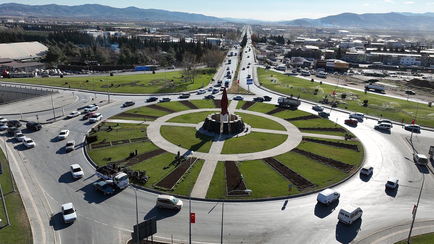 Büyükşehir, 500 Bin Mevsimlik Çiçeği Toprakla Buluşturuyor (3)