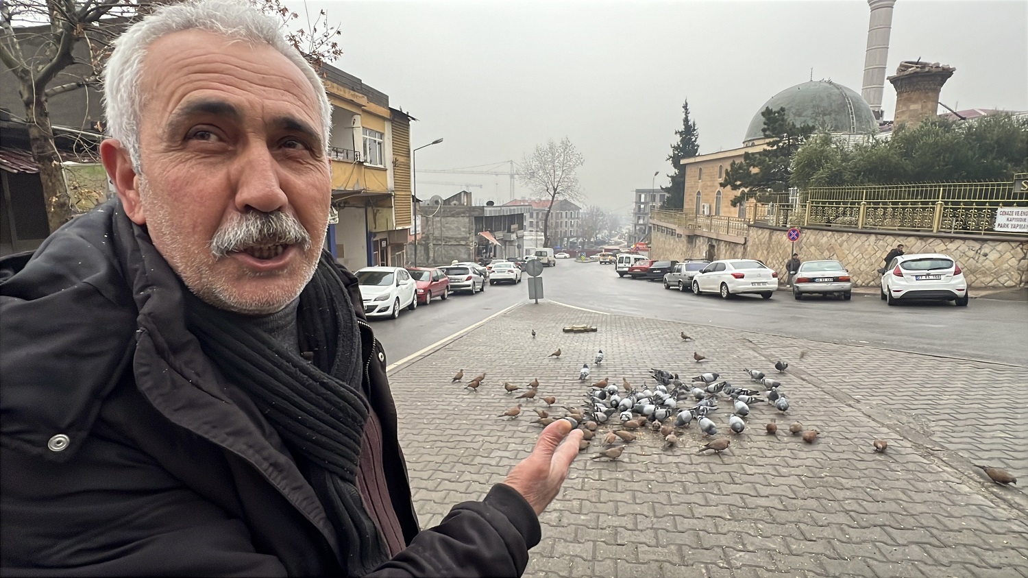 Depremde Hasar Alan Cami Önündeki Güvercinleri Her Gün Yemliyor (4)