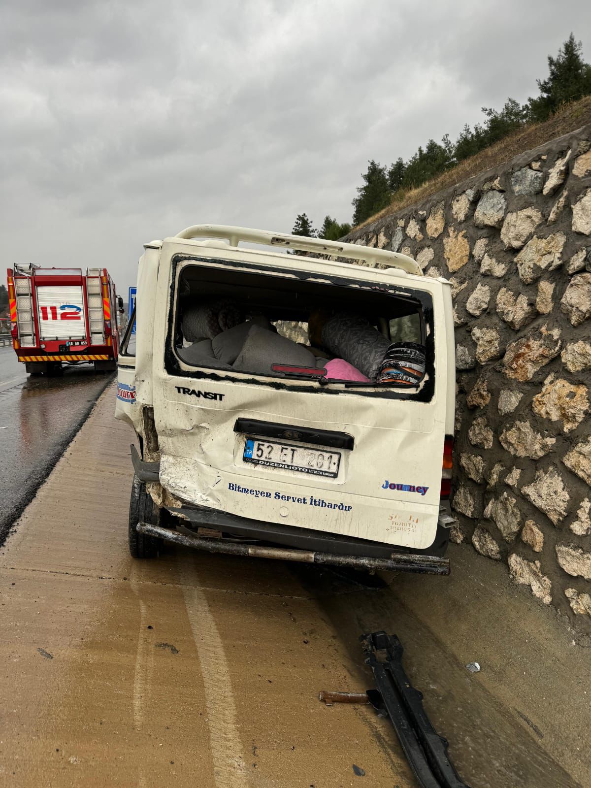 Edebiyat Yolu’nda Otomobille Minibüs Çarpıştı 2’Si Ağır, 4 Yaralı 1