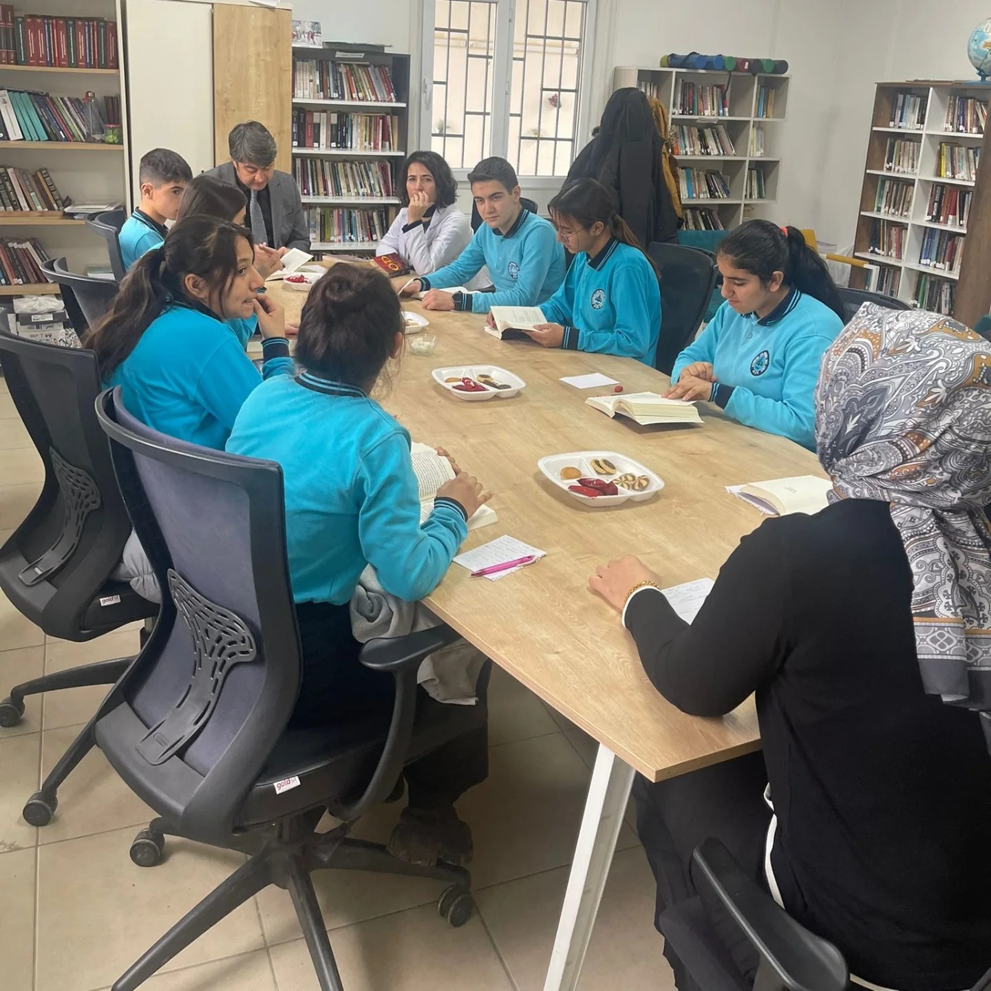 Kaba, Kitap Analizi İçin Öğrencilerle Bir Araya Geldi