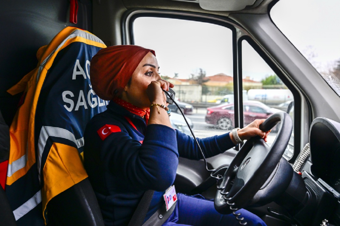 Kadın Ambulans Şoförleri Hayat Kurtarmak İçin Zamanla Yarışıyor (1)