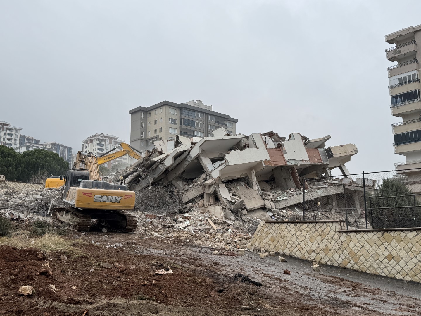 Kahramanmaraş'ta Ağır Hasarlı Binaların Yıkımı Sürüyor (1)