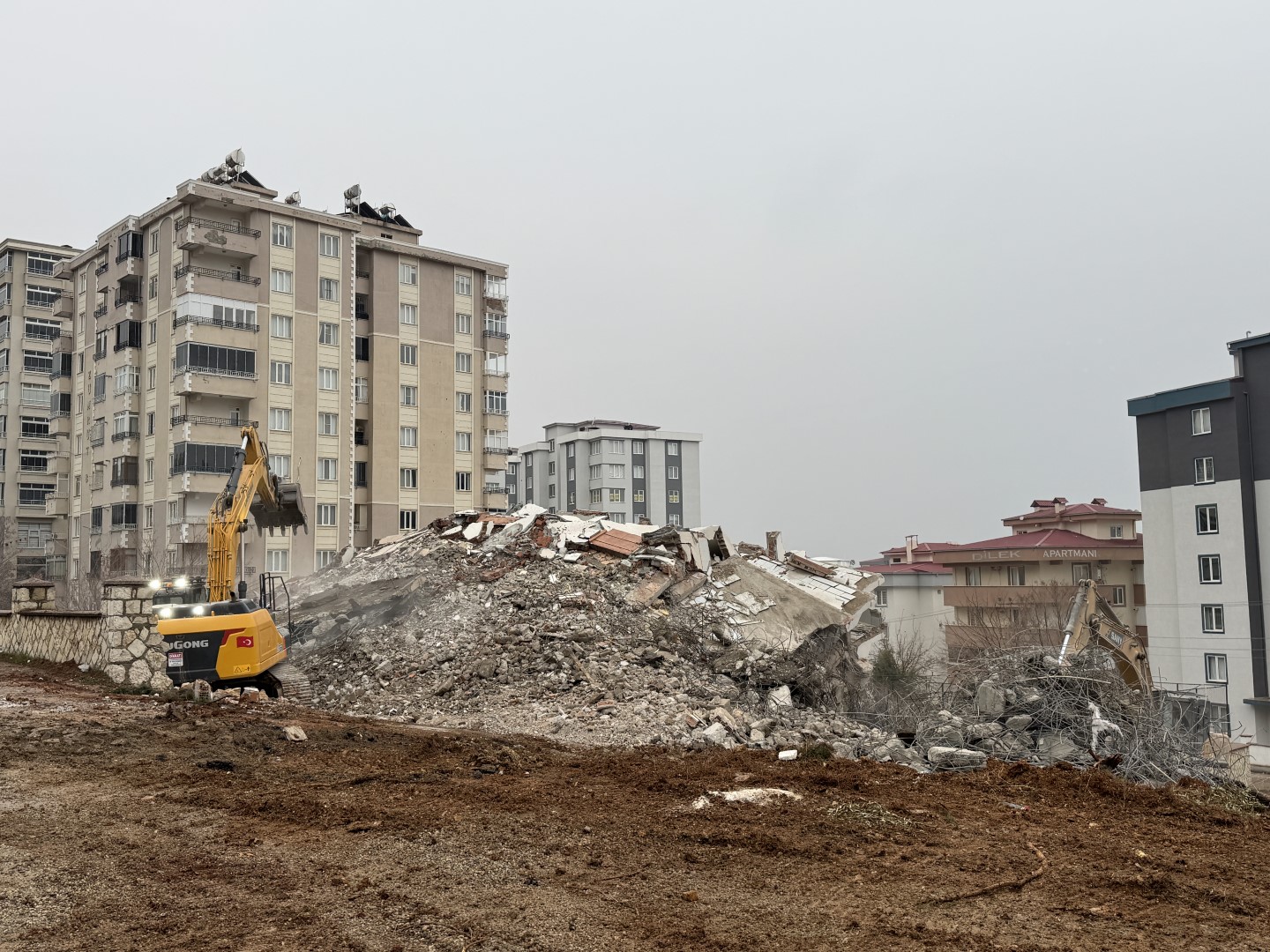 Kahramanmaraş'ta Ağır Hasarlı Binaların Yıkımı Sürüyor (6)