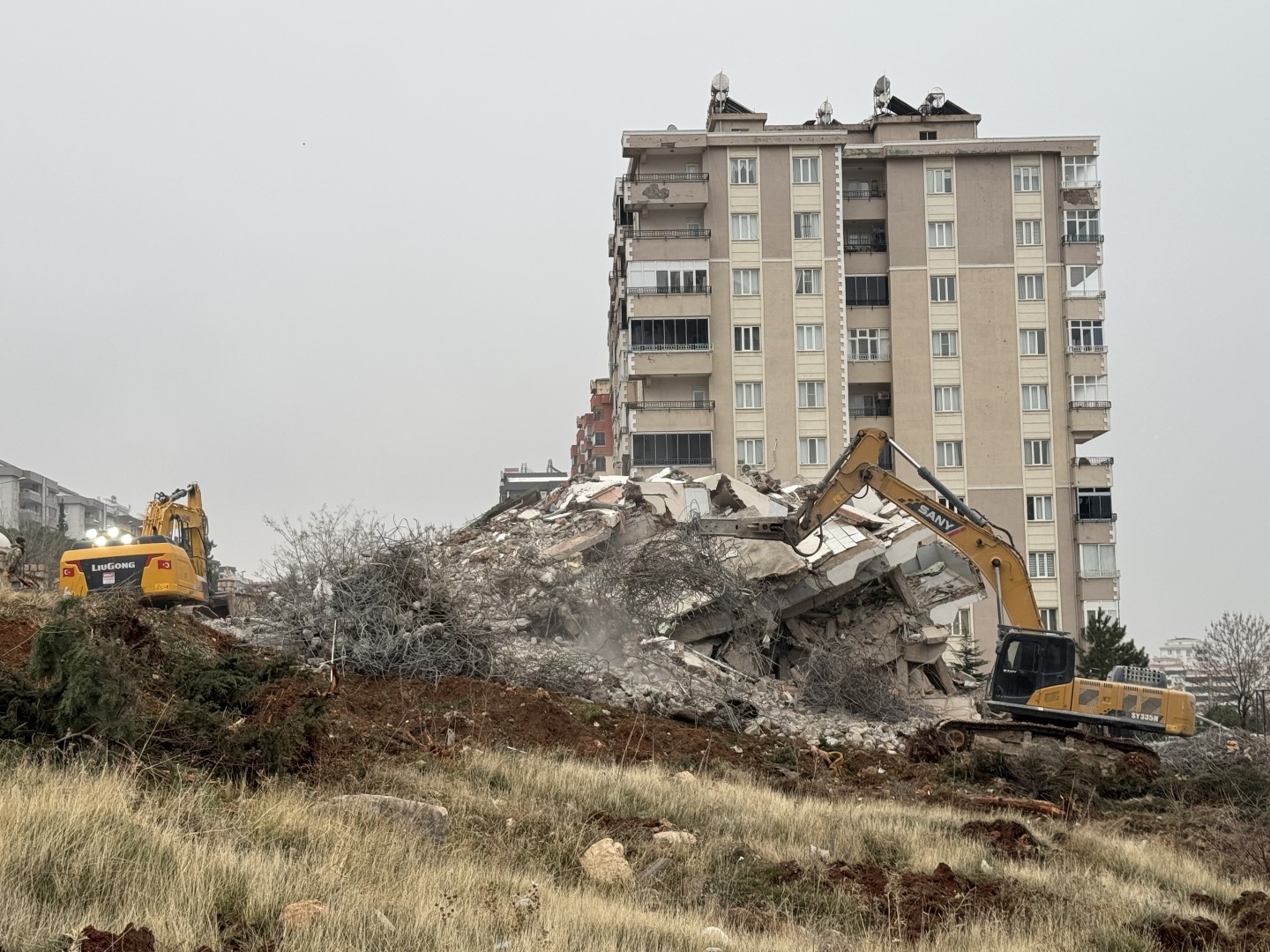 Kahramanmaraş'ta Ağır Hasarlı Binaların Yıkımı Sürüyor (7)