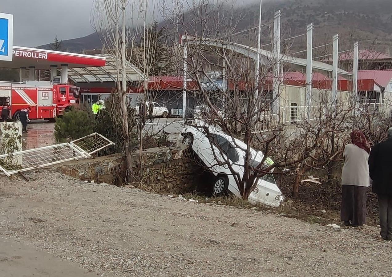 Kontrolünü Kaybeden Sürücü Ağaca Çarptı, 1 Yaralı 2