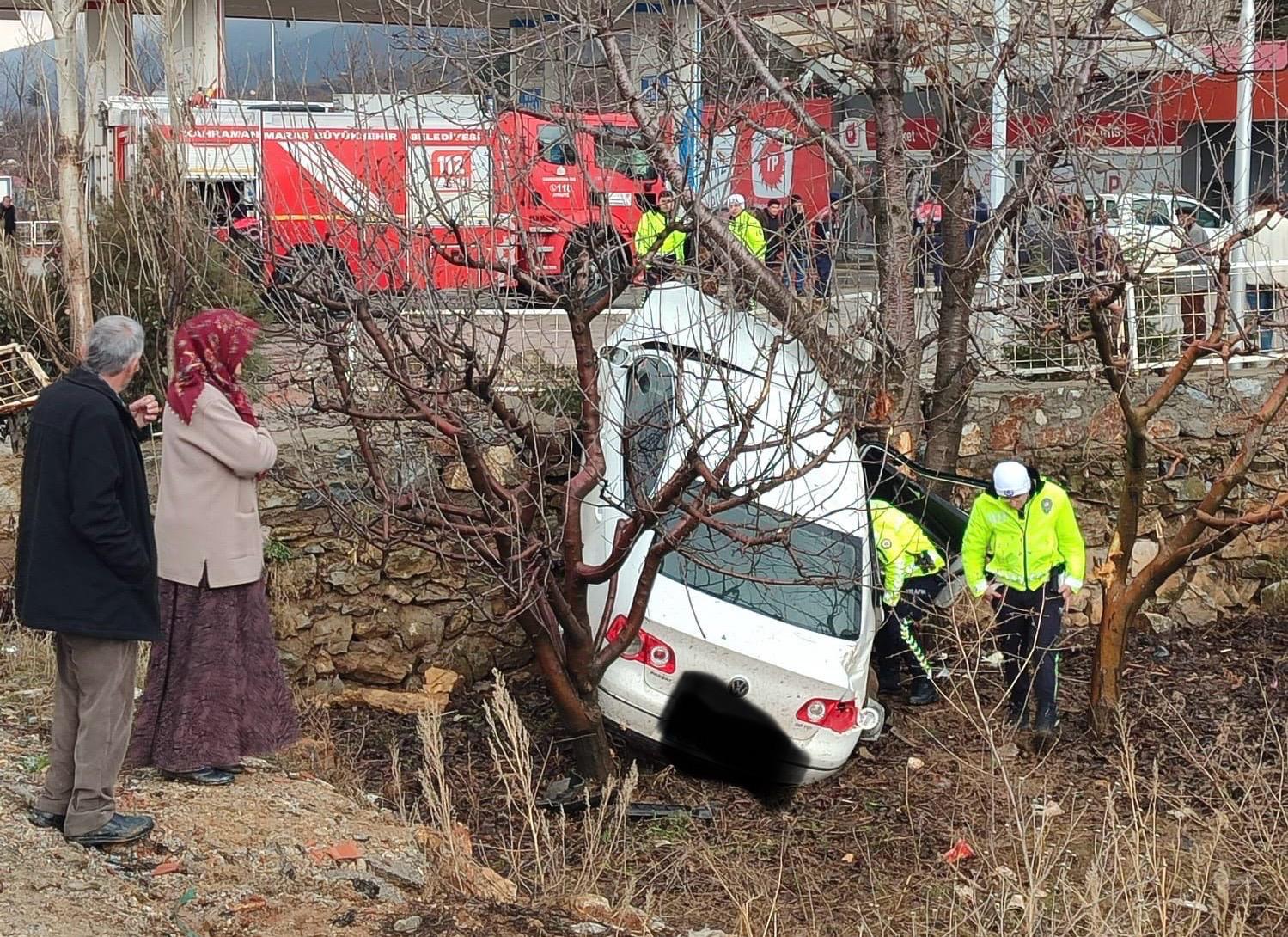 Kontrolünü Kaybeden Sürücü Ağaca Çarptı, 1 Yaralı