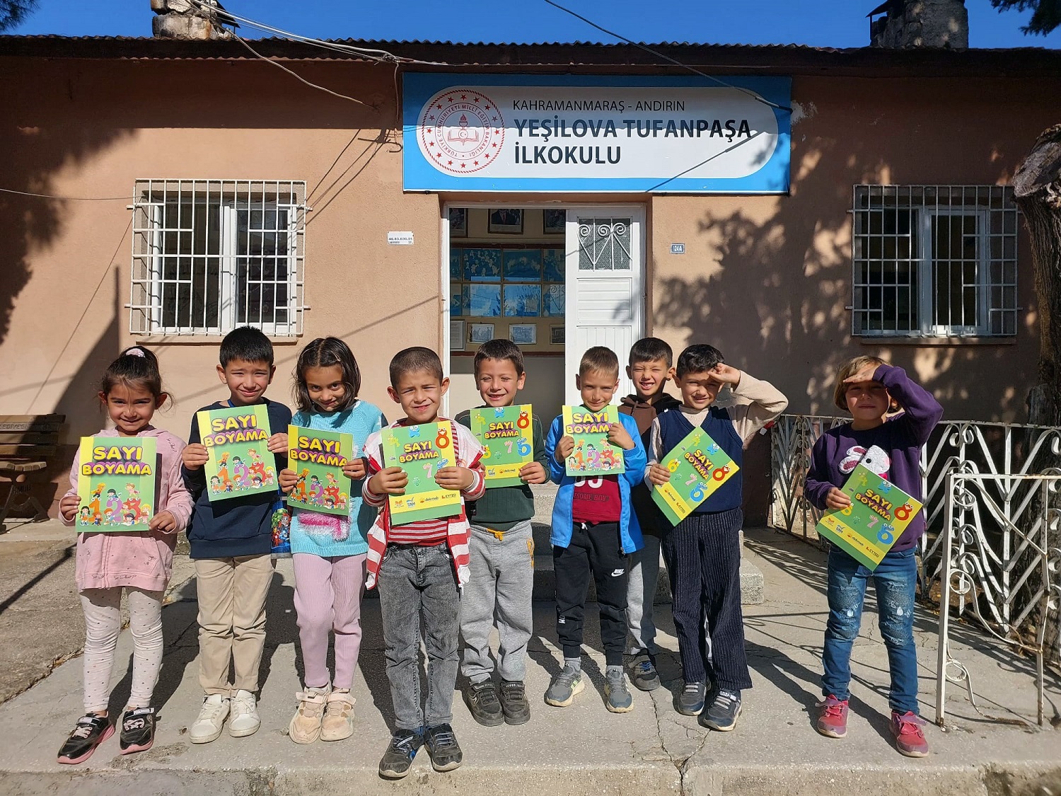 Mobil Kütüphane, Çocuklara Mutluluk Taşımaya Devam Ediyor (5)