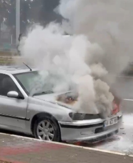 Seyir Halindeki Otomobildeki Yangın Paniğe Neden Oldu 1