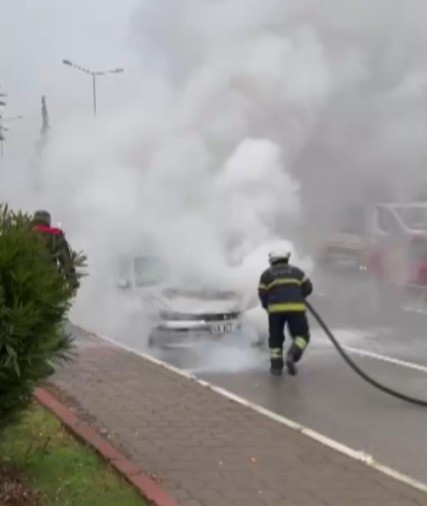 Seyir Halindeki Otomobildeki Yangın Paniğe Neden Oldu 2