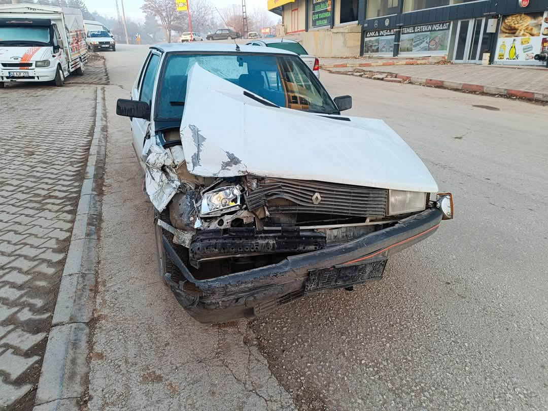 Afşinbey Caddesi'nde Trafik Kazası 2 Yaralıı