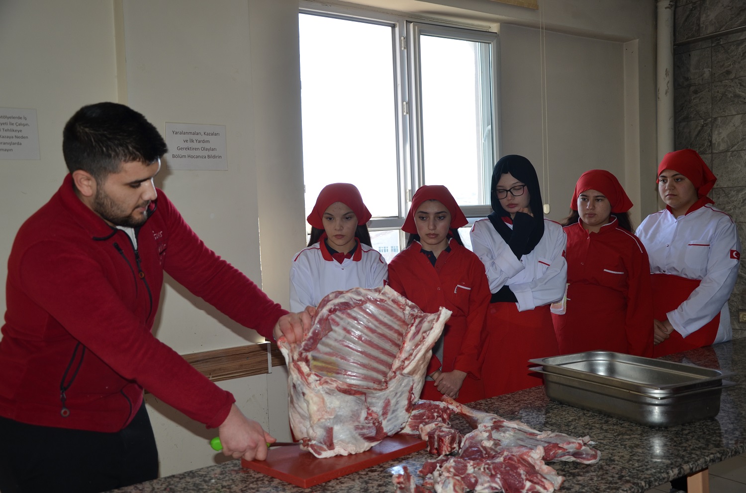 Afşin’de Öğrencilere Karkas Eti Kesme Eğitimi Verildi (2)