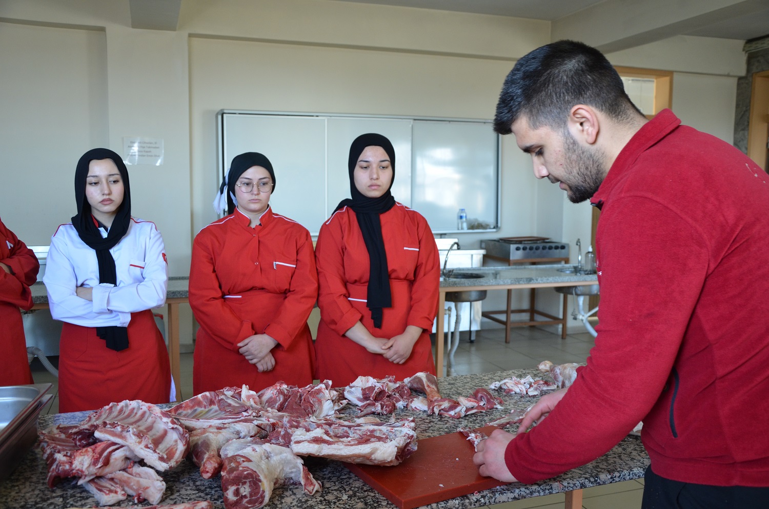 Afşin’de Öğrencilere Karkas Eti Kesme Eğitimi Verildi (3)