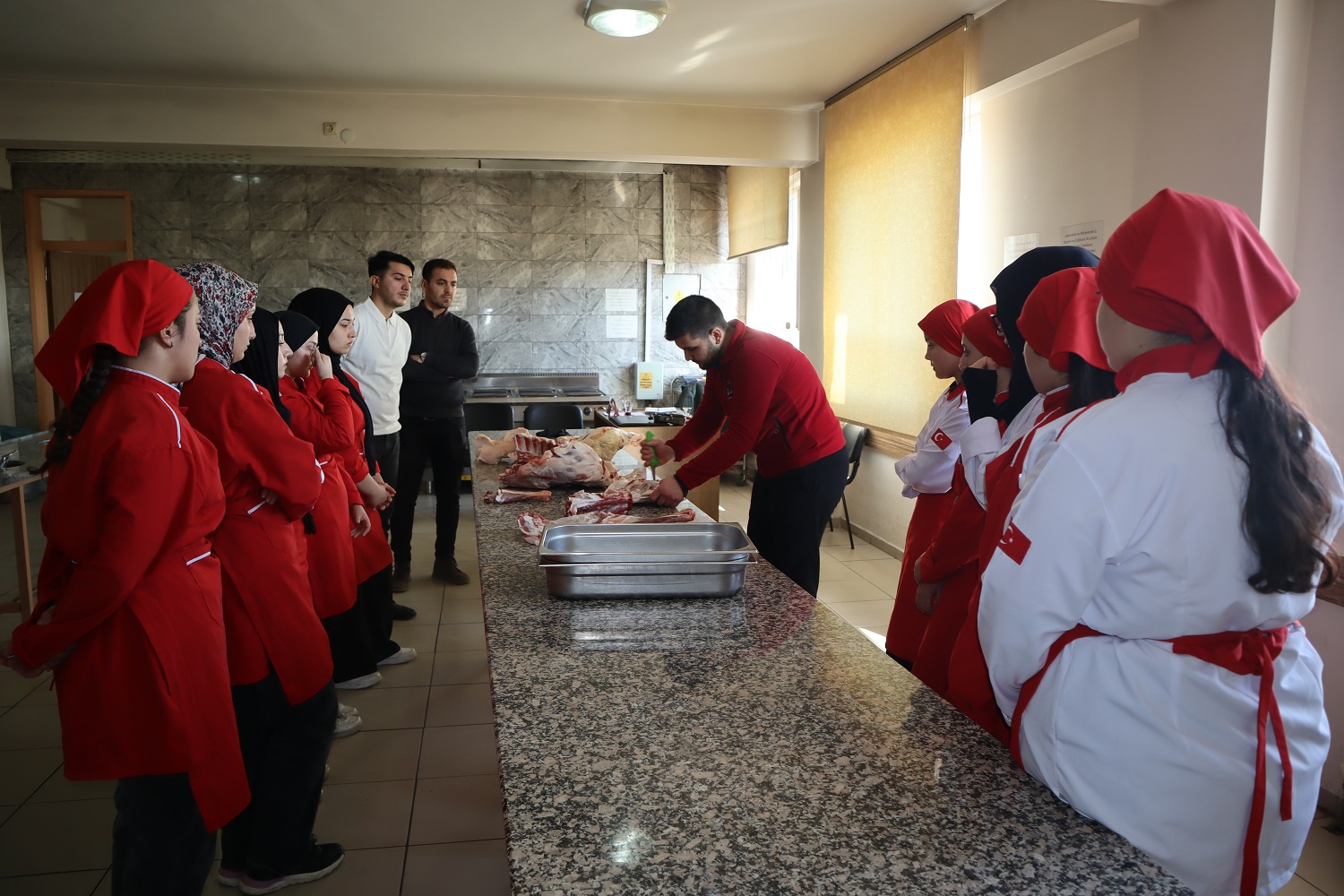 Afşin’de Öğrencilere Karkas Eti Kesme Eğitimi Verildi (9)