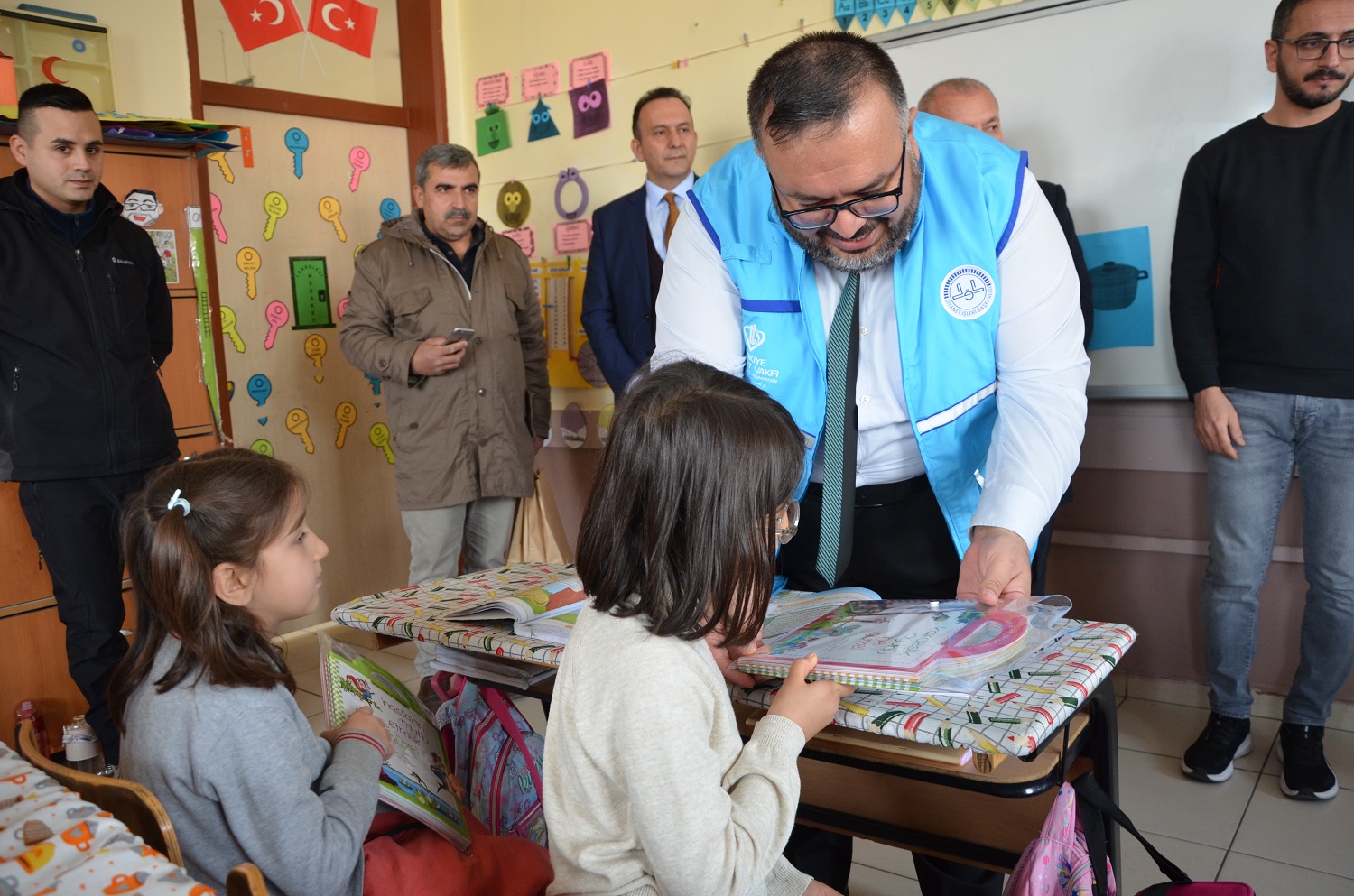 Afşin’de Öğrencilere Tatil Öncesi Etkinlik Kitabı Dağıtıldı (5)