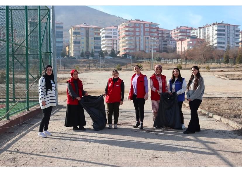 Gençlik Merkezi’ne Bağlı Gönüllü Gençlerden Çevre Temizliği (2)