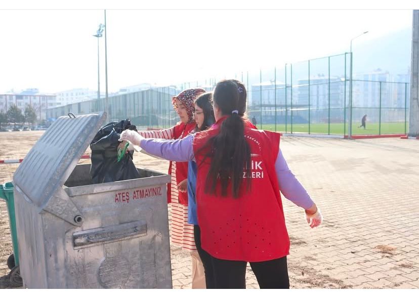 Gençlik Merkezi’ne Bağlı Gönüllü Gençlerden Çevre Temizliği (4)