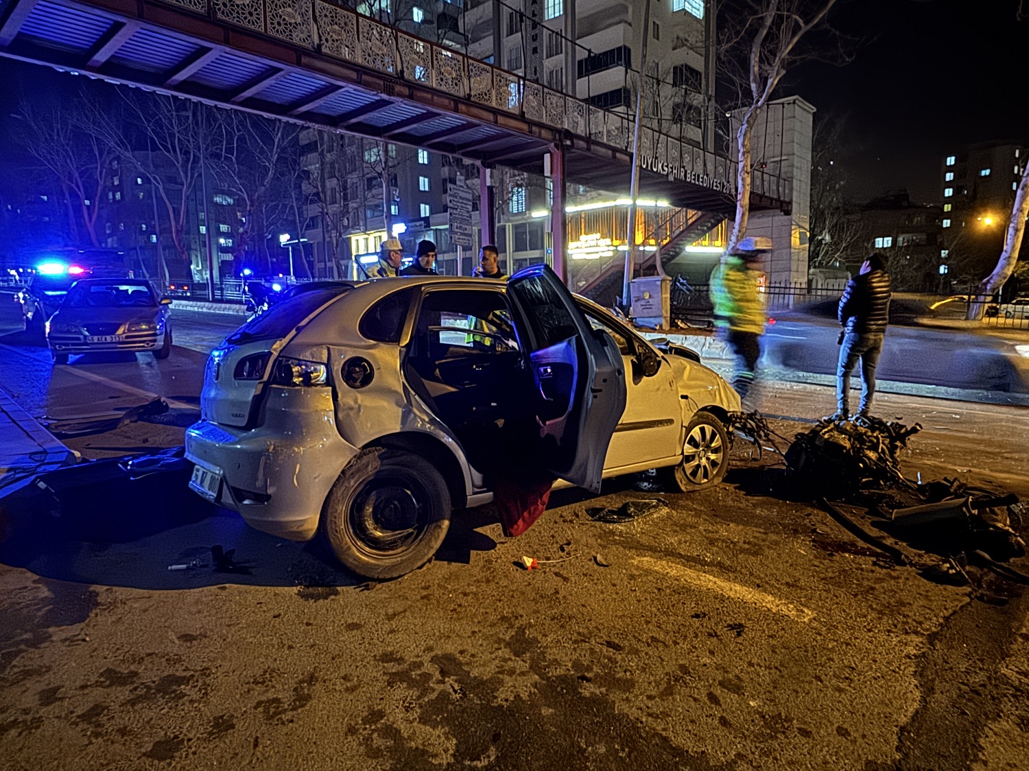 Kahramanmaraş'ta Aydınlatma Direğine Çarpan Otomobildeki 3 Kişi Yaralandı (2)