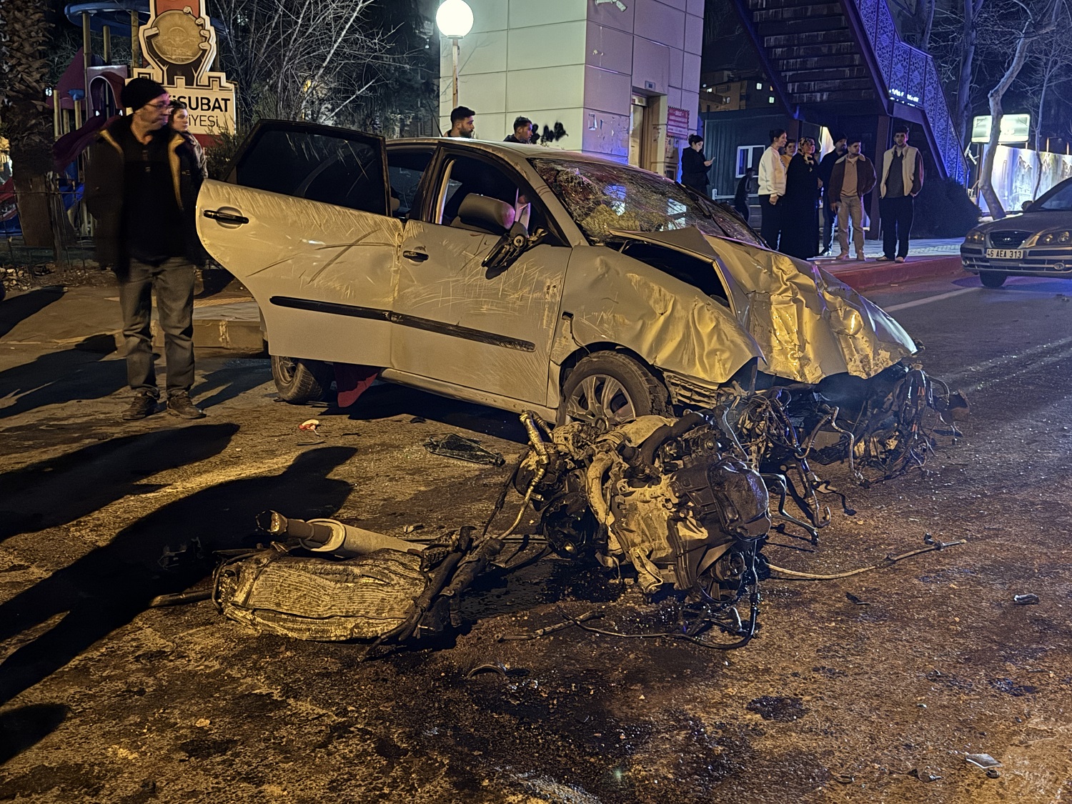 Kahramanmaraş'ta Aydınlatma Direğine Çarpan Otomobildeki 3 Kişi Yaralandı (3)