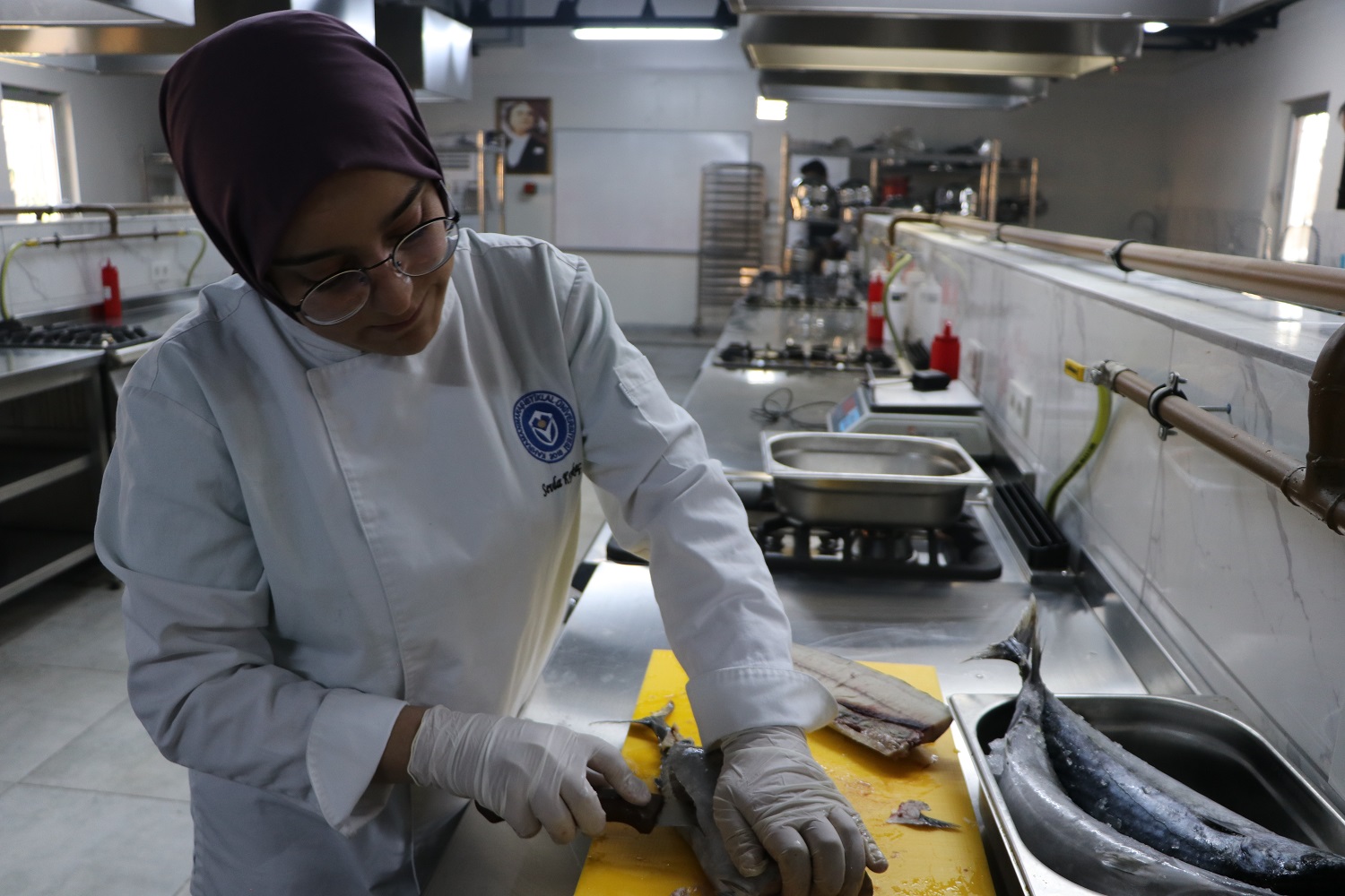 Kahramanmaraş'ta Üniversite Öğrencilerine Uygulamalı Balık İşleme Ve Pişirme Eğitimi Verildi (2)