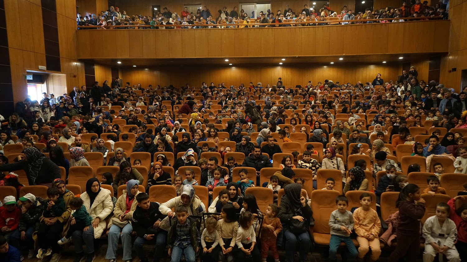 Sahne Maraş Oynadı, Çocuklar Kahkahaya Doydu (1)