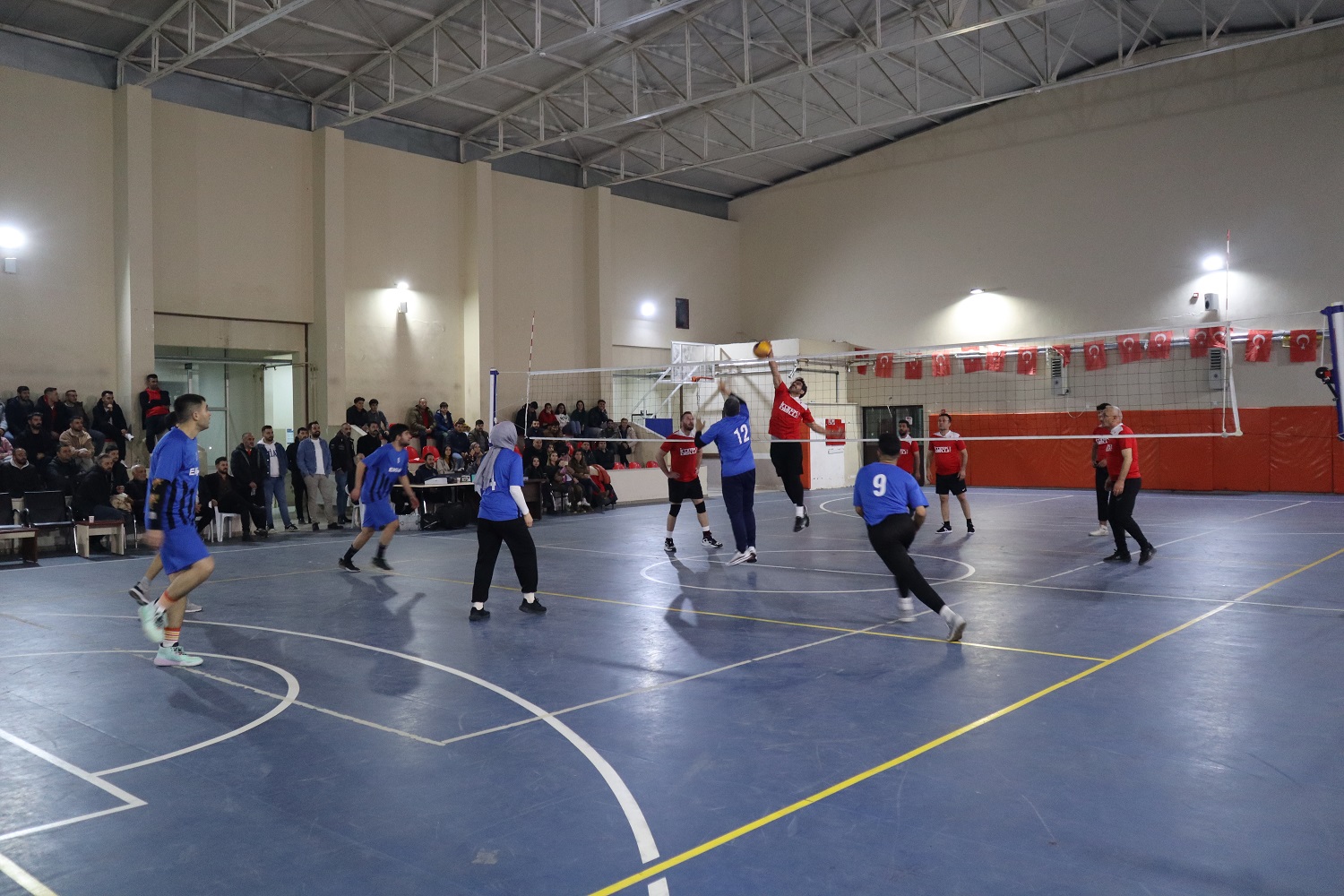 Voleybol Turnuvasında Çeyrek Final Maçları Başladı (9)