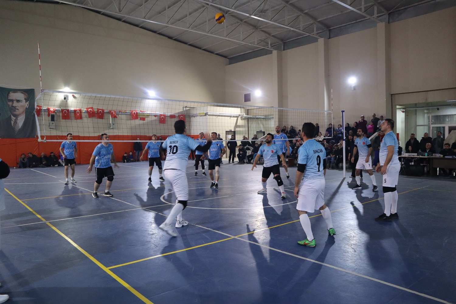 Voleybol Turnuvasında Finale Kalan Takımlar Belli Oldu (10)