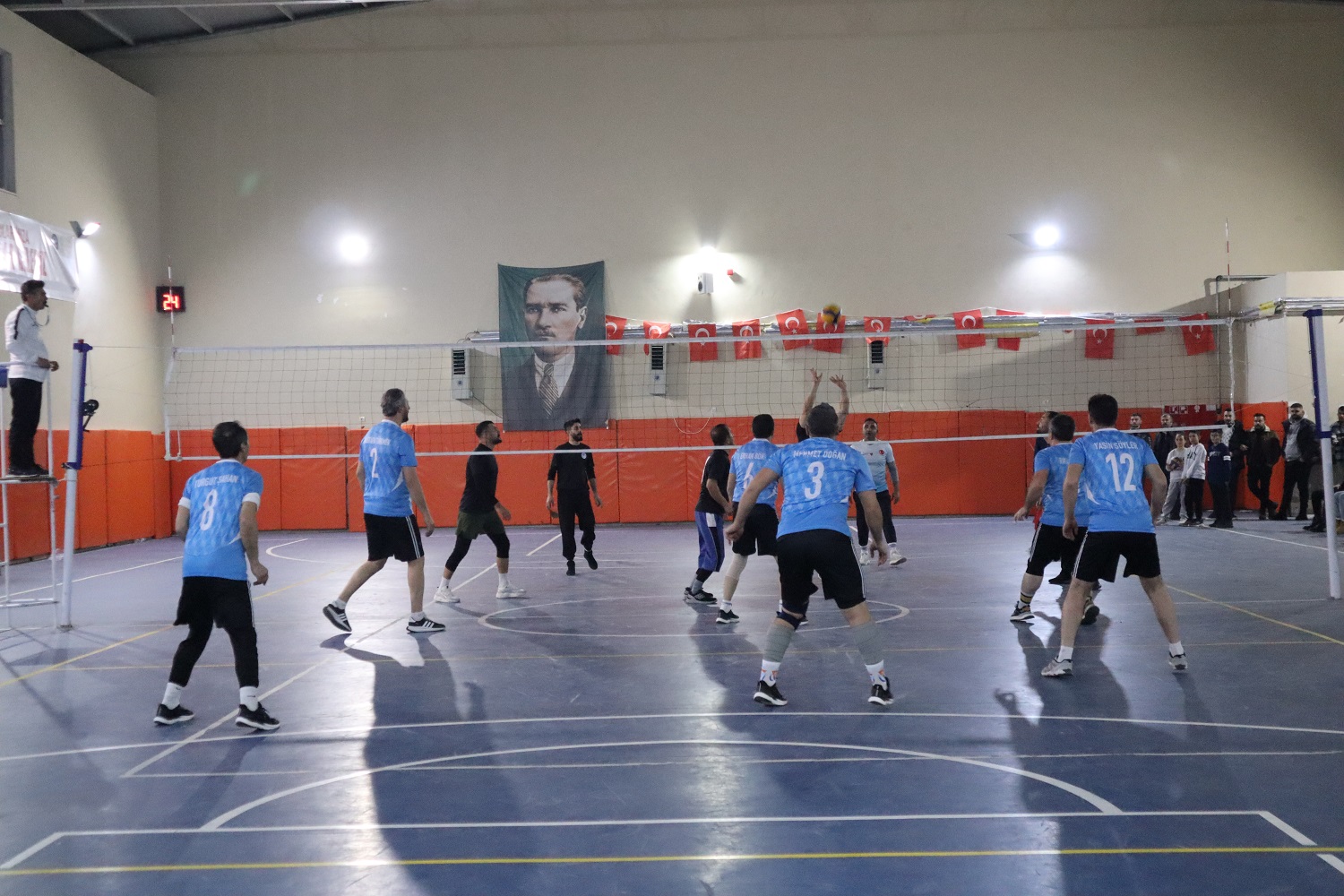 Voleybol Turnuvasında Yarı Final Takımları Belli Oldu (11)