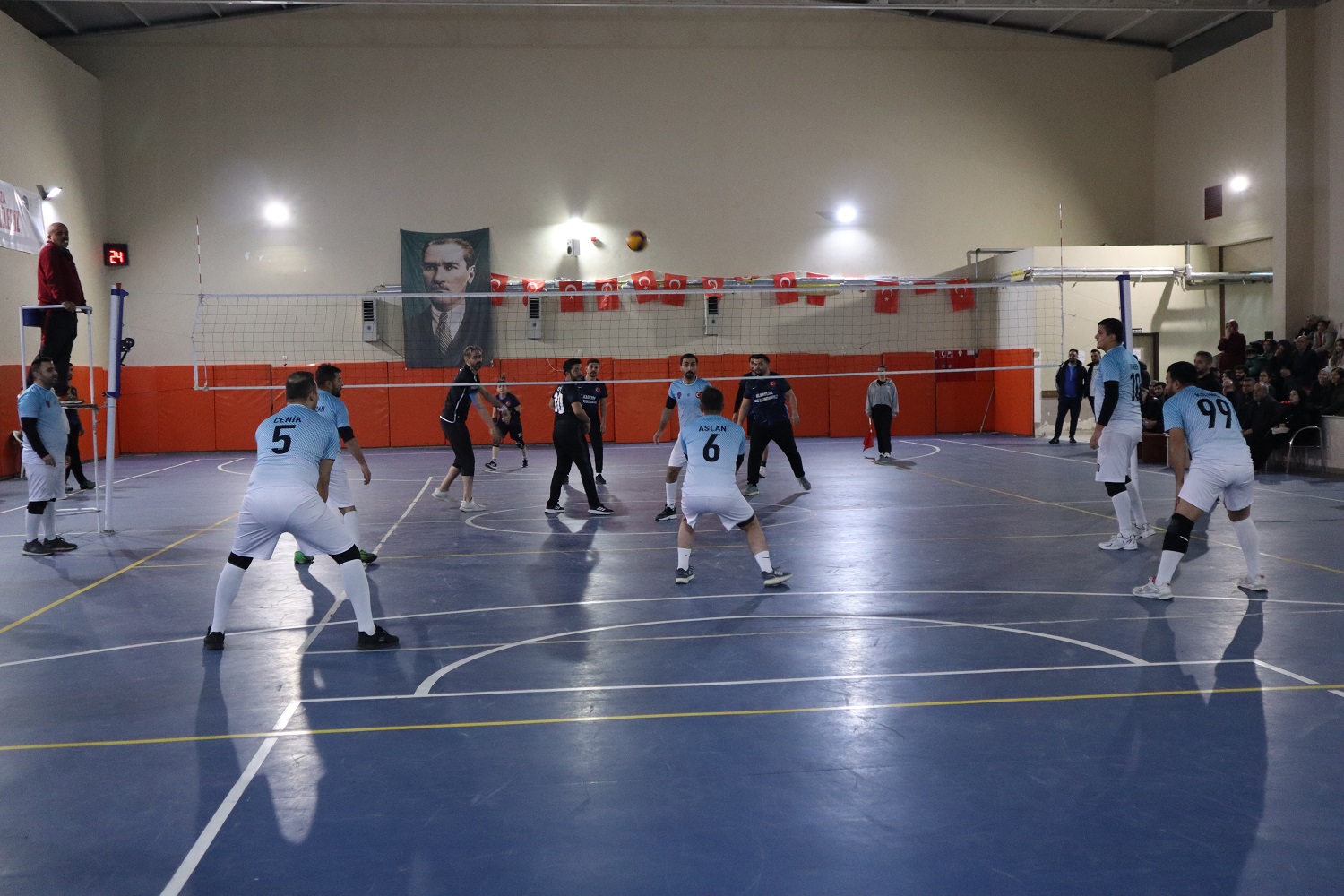 Voleybol Turnuvasında Yarı Final Takımları Belli Oldu (3)