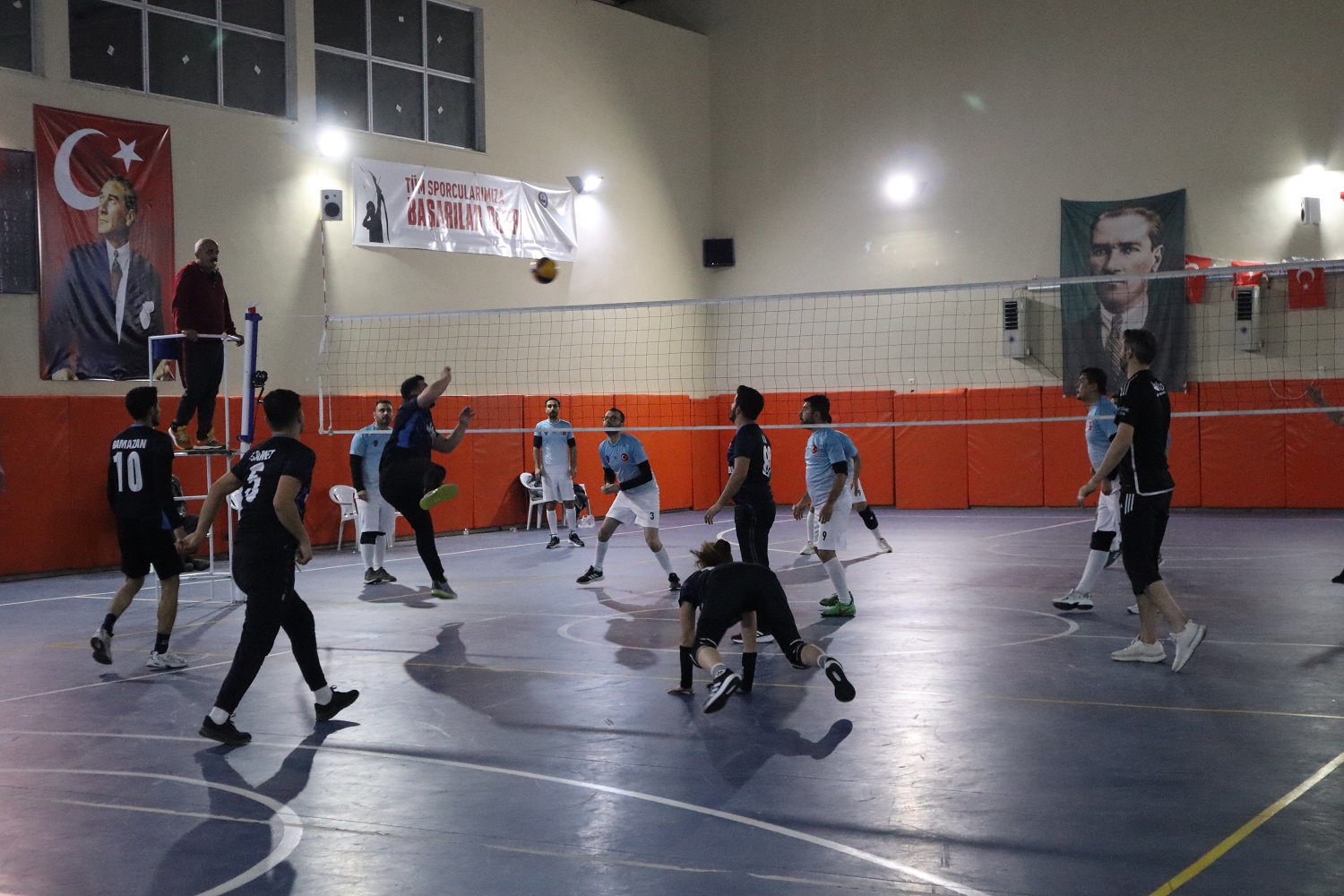 Voleybol Turnuvasında Yarı Final Takımları Belli Oldu (8)