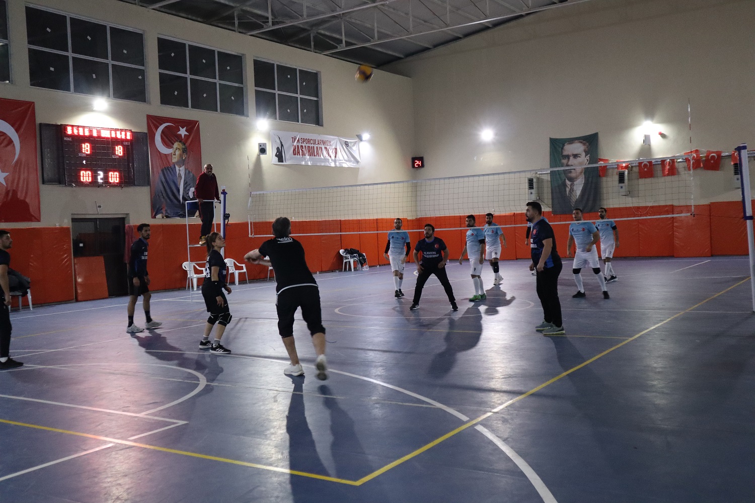 Voleybol Turnuvasında Yarı Final Takımları Belli Oldu (9)