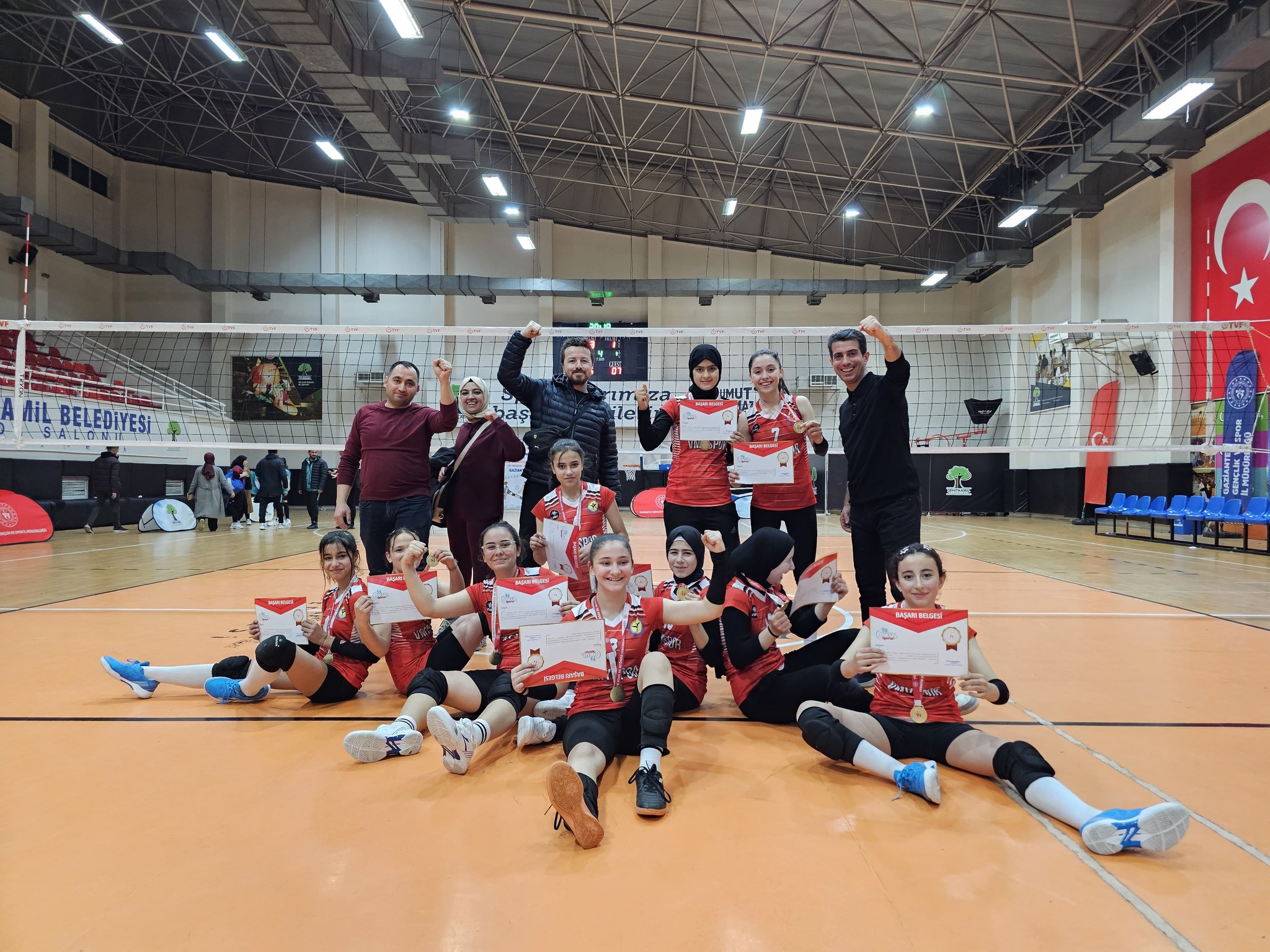 5 Nisan Ortaokulu Kız Voleybol Takımı Türkiye Yarı Finalinde1