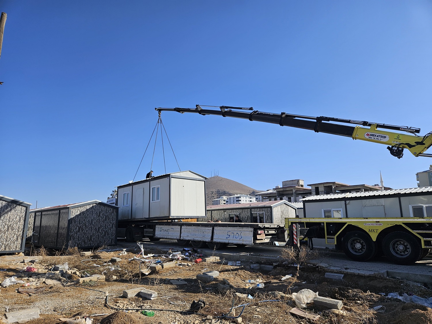 Afşin’de Afetzedelerden Boşalan Konteynerler Kaldırılıyor